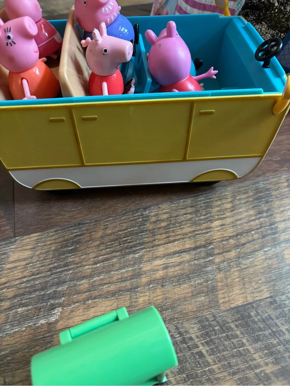 Peppa pig van + figures